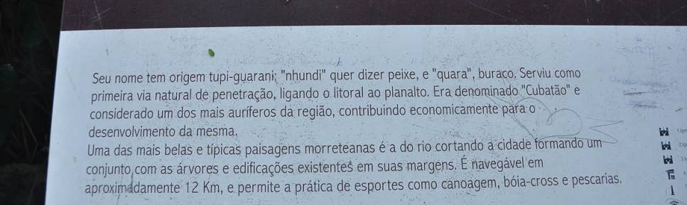 Placa informativa sobre o rio Nhundiaquara, em Morretes, próximo ao litoral do Paraná